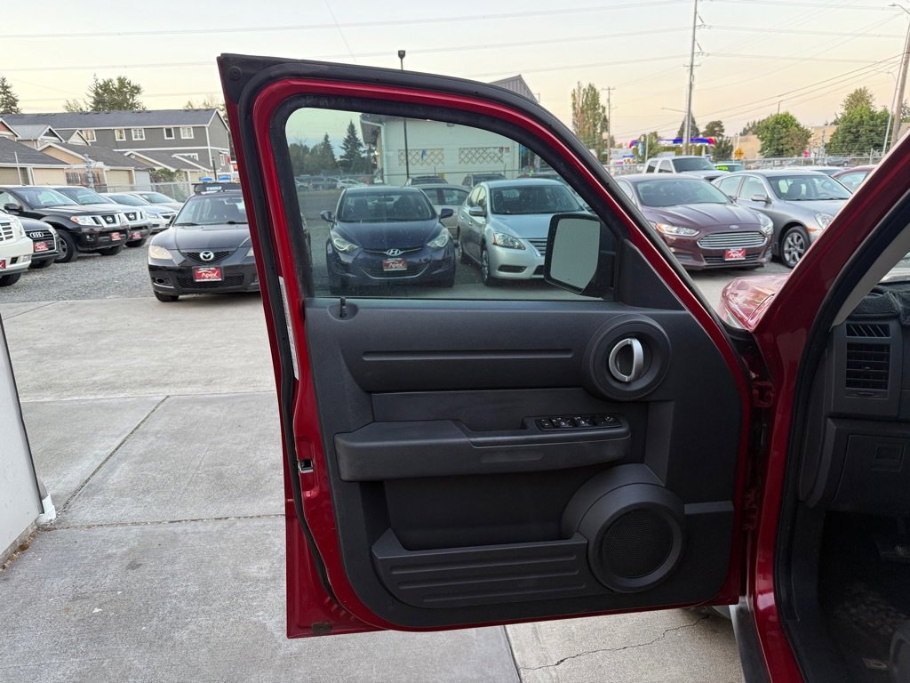 Used 2008 Dodge Nitro SXT image 9