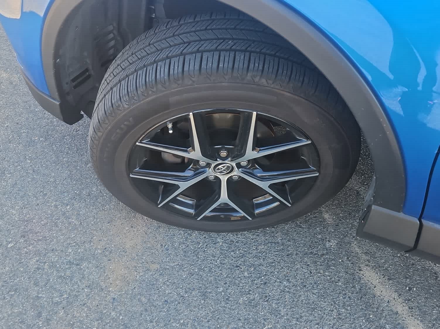 Used 2017 Toyota RAV4 SE image 3