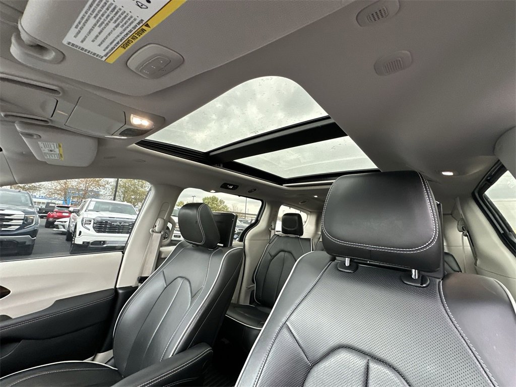 Used 2024 Chrysler Pacifica Limited w/ Uconnect Theater Family Group image 22