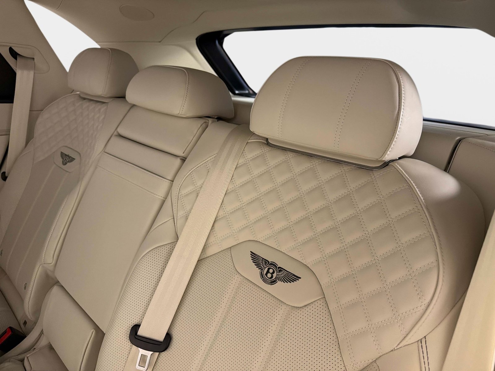 Used 2024 Bentley Bentayga Plug-In Hybrid image 32