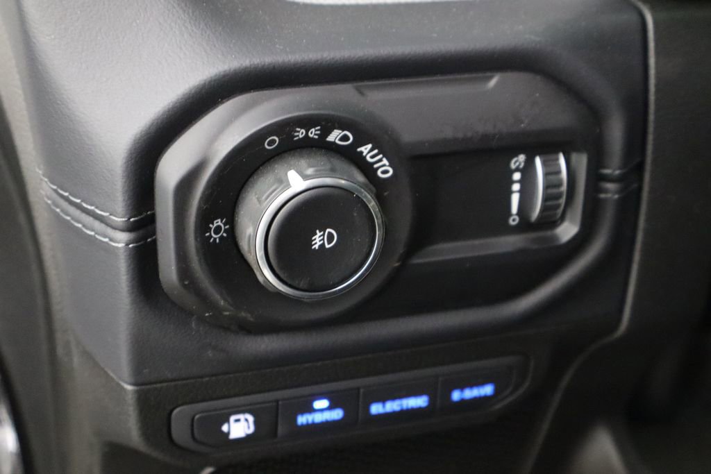 Used 2025 Jeep Wrangler Unlimited Sahara AWD/4WD image 23