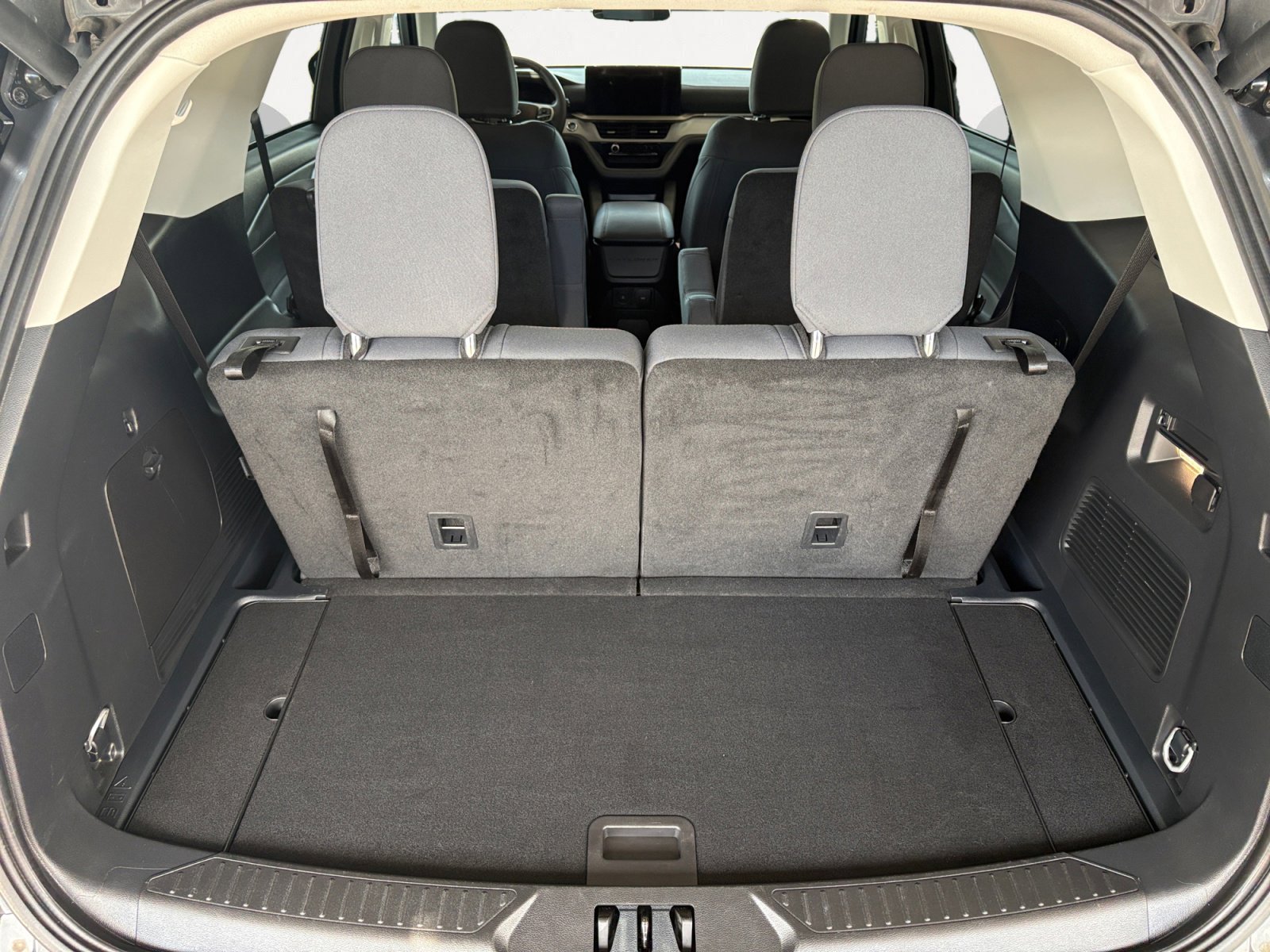 Used 2025 Ford Explorer Active RWD image 12