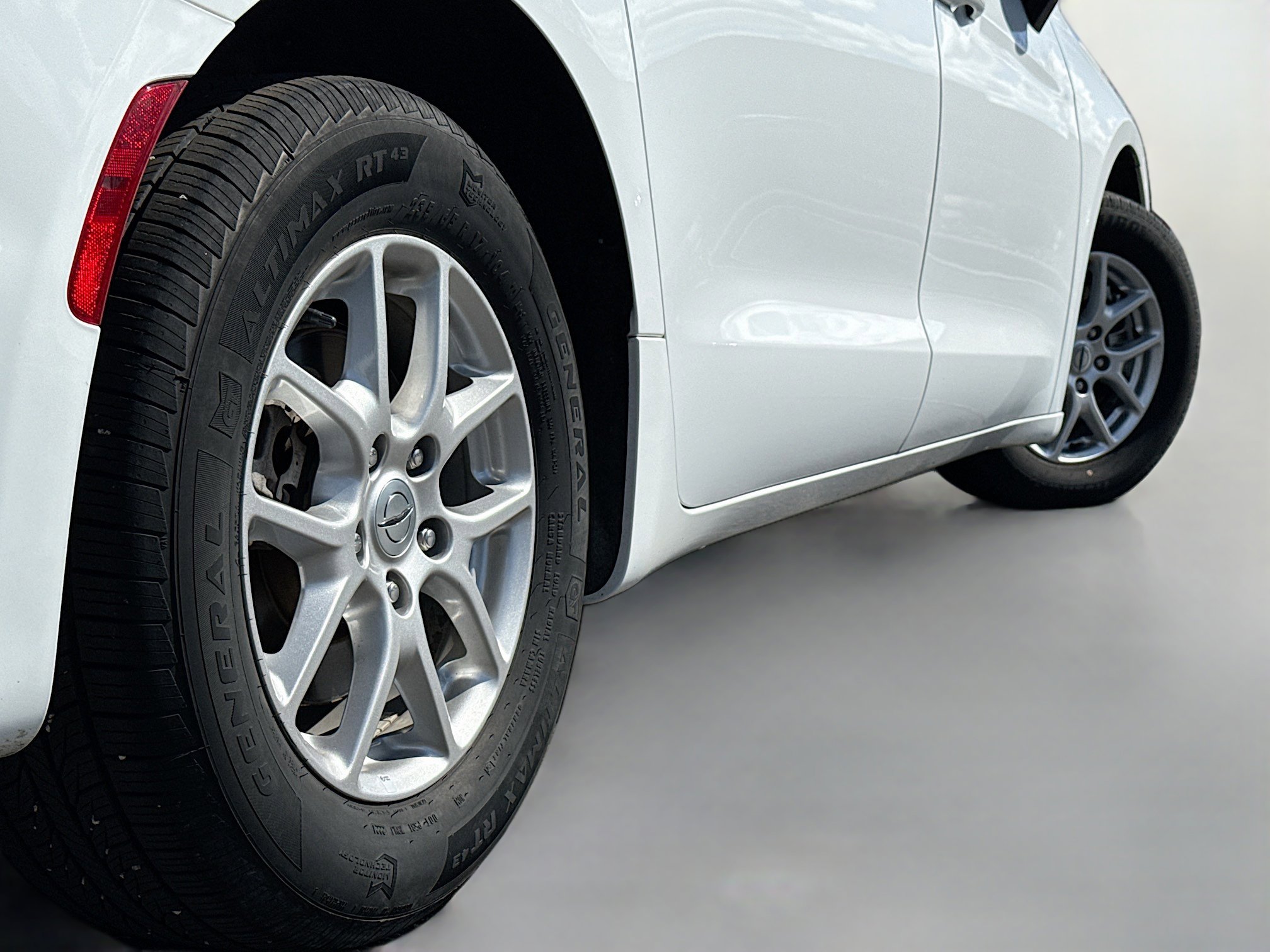 Used 2024 Chrysler Pacifica Touring-L FWD image 15