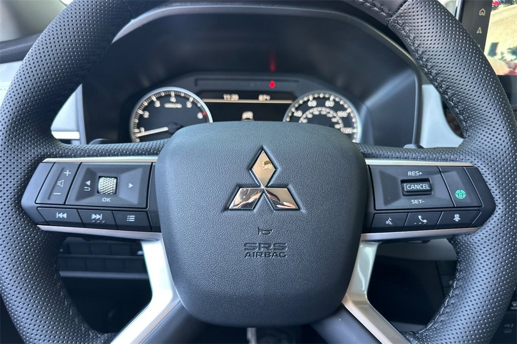 New 2025 Mitsubishi Outlander SE image 23