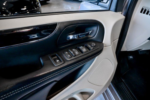 Used 2017 Dodge Grand Caravan SE FWD image 16