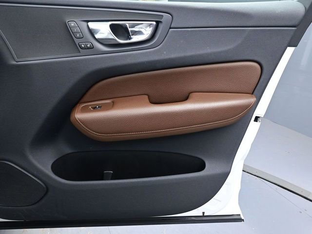 Used 2019 Volvo XC60 T5 Momentum w/ Premium Package image 30