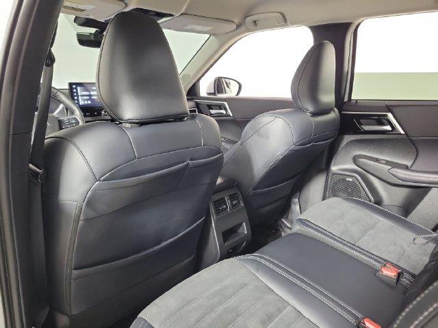 Used 2026 Mitsubishi Outlander SE FWD image 11