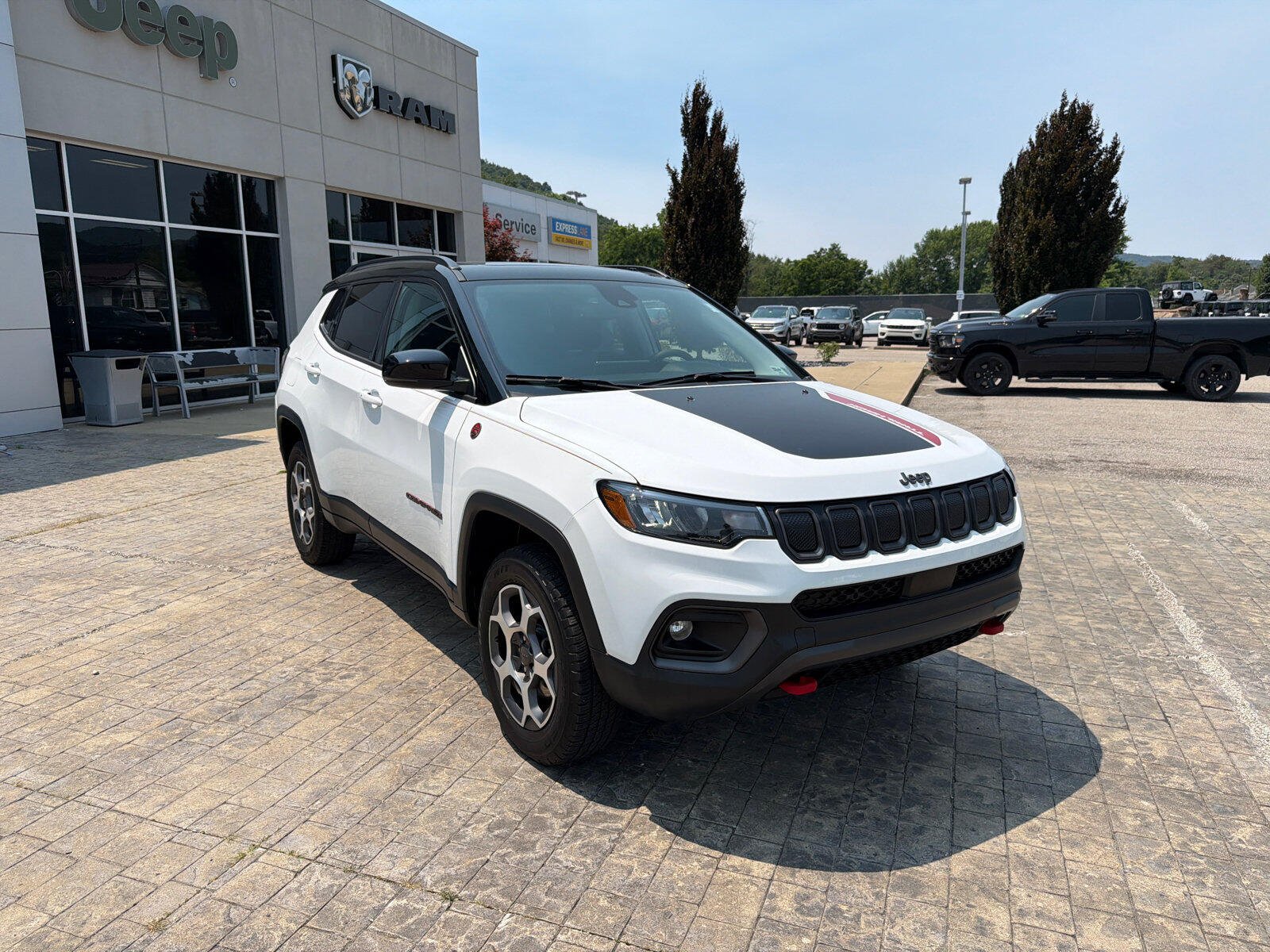 Used 2022 Jeep Compass Trailhawk w/ Sun and Sound Group AWD/4WD image 2