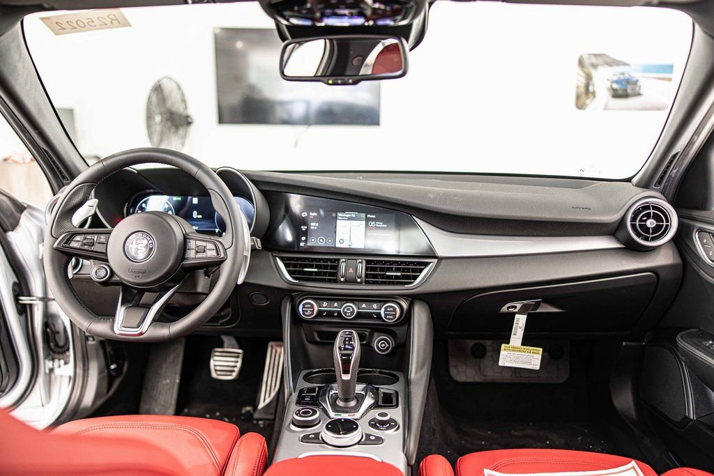 New 2025 Alfa Romeo Giulia AWD w/ Driving Assist Package image 36