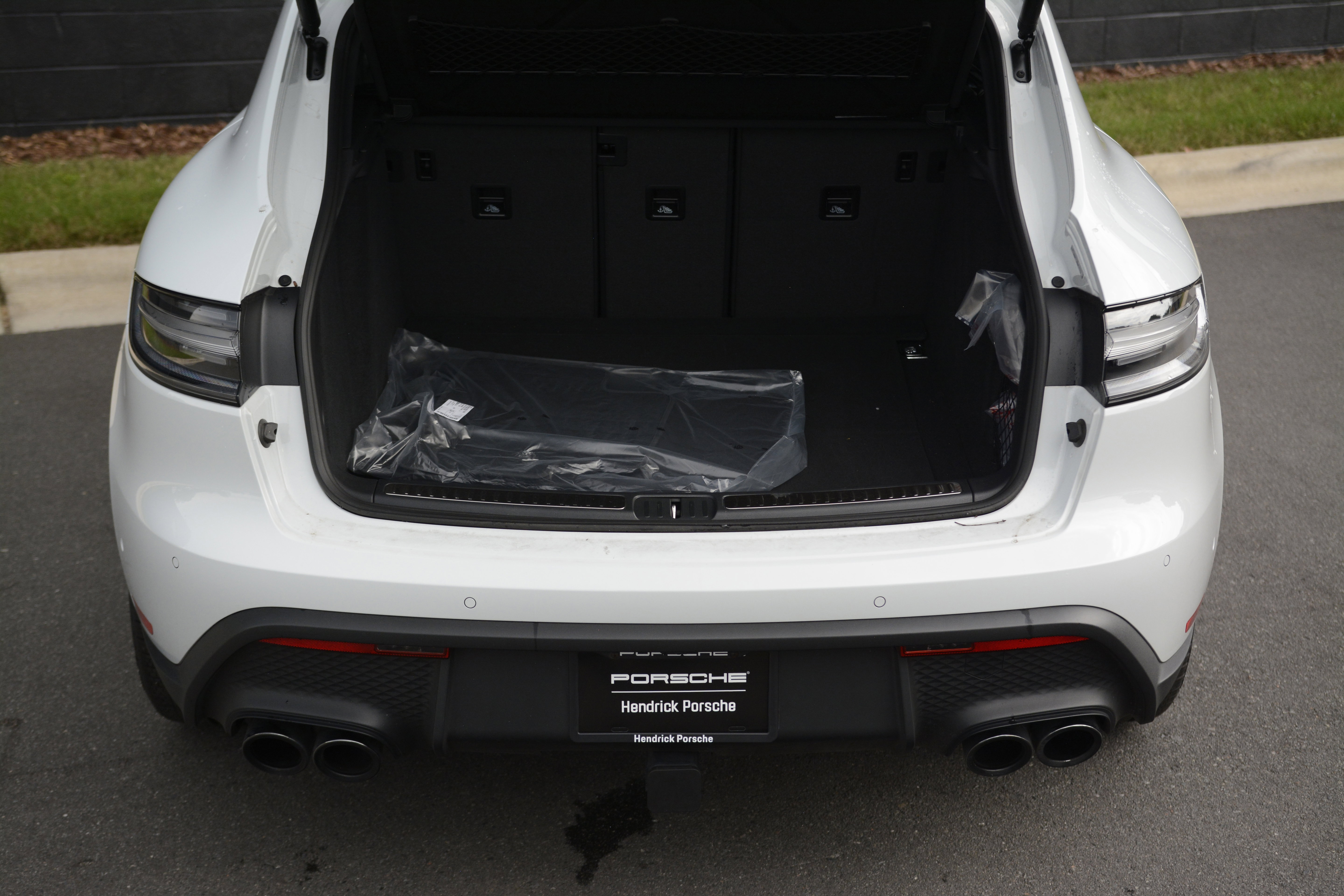 Certified 2026 Porsche Macan AWD/4WD image 37