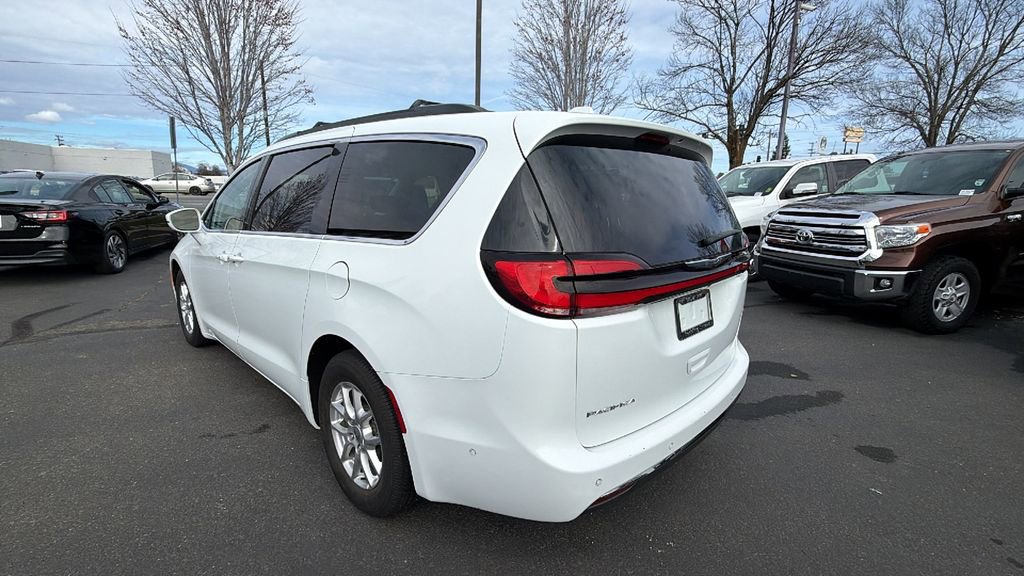 Used 2022 Chrysler Pacifica Touring-L w/ Uconnect Theater Family Group image 6