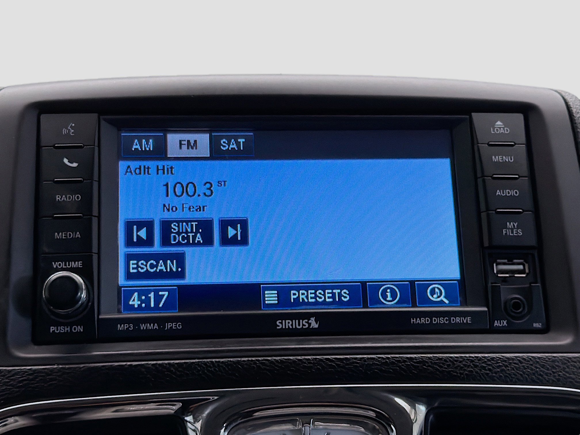 Used 2011 Chrysler Town & Country Touring-L image 9