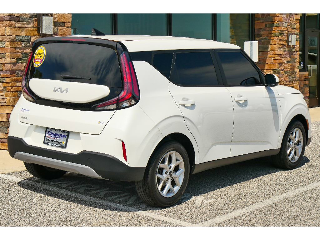Used 2023 Kia Soul LX w/ LX Technology Package FWD image 3