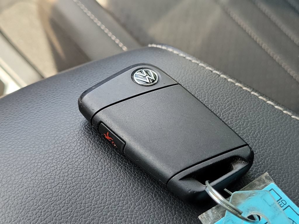 Used 2022 Volkswagen Tiguan SE w/ Panoramic Sunroof Package FWD image 33