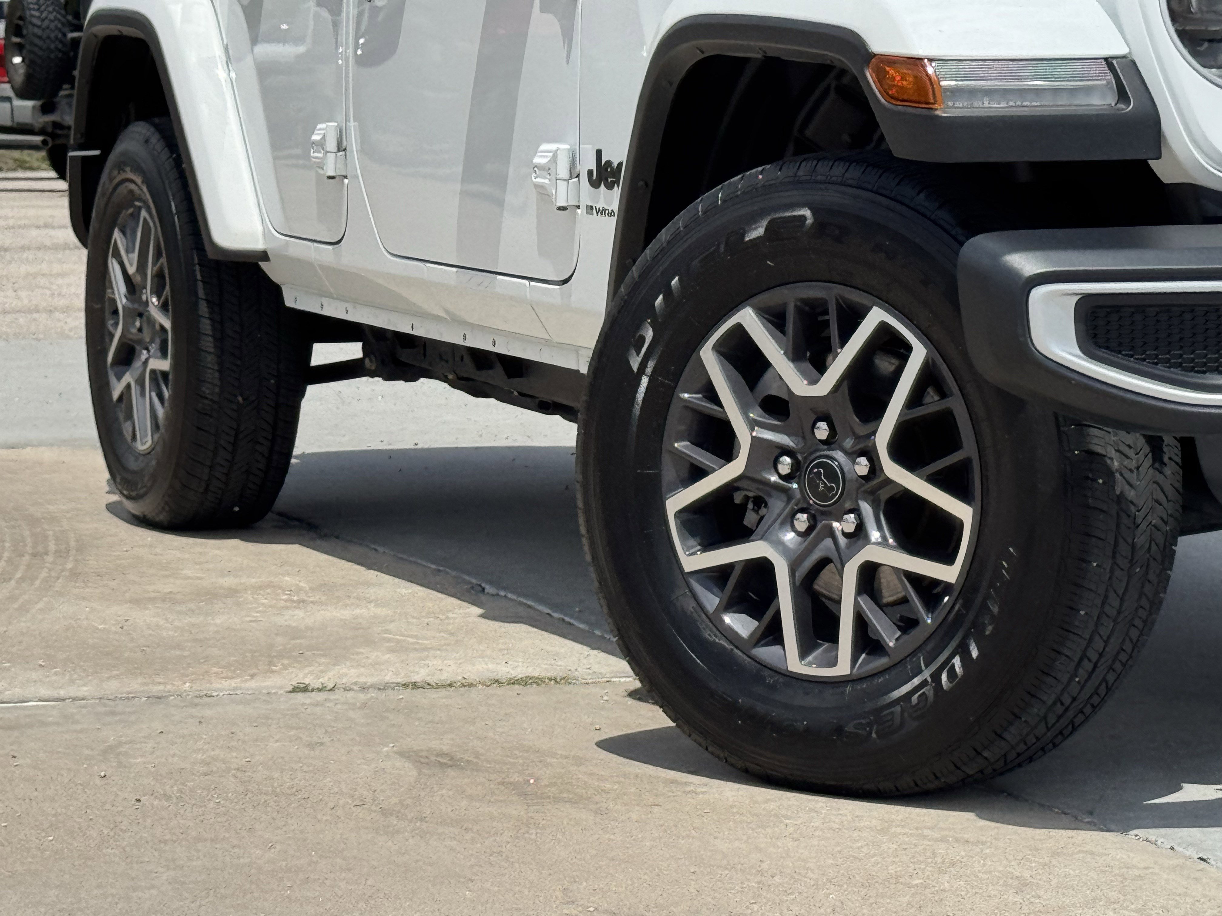 Used 2025 Jeep Wrangler Sahara image 13