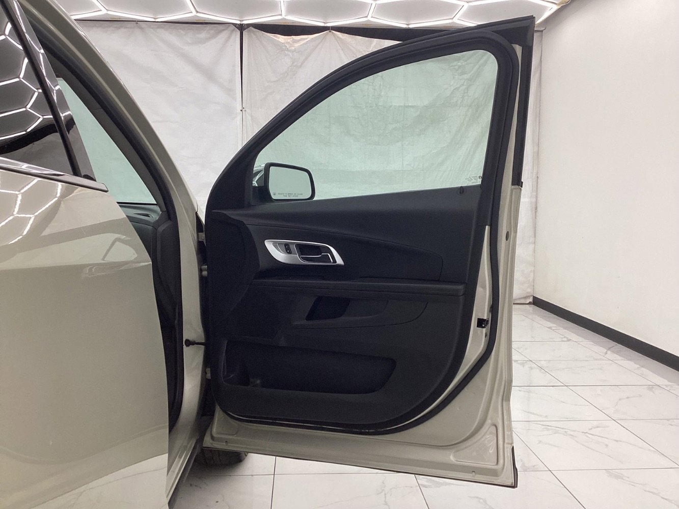 Used 2016 Chevrolet Equinox LTZ w/ Enhanced Convenience Package image 19