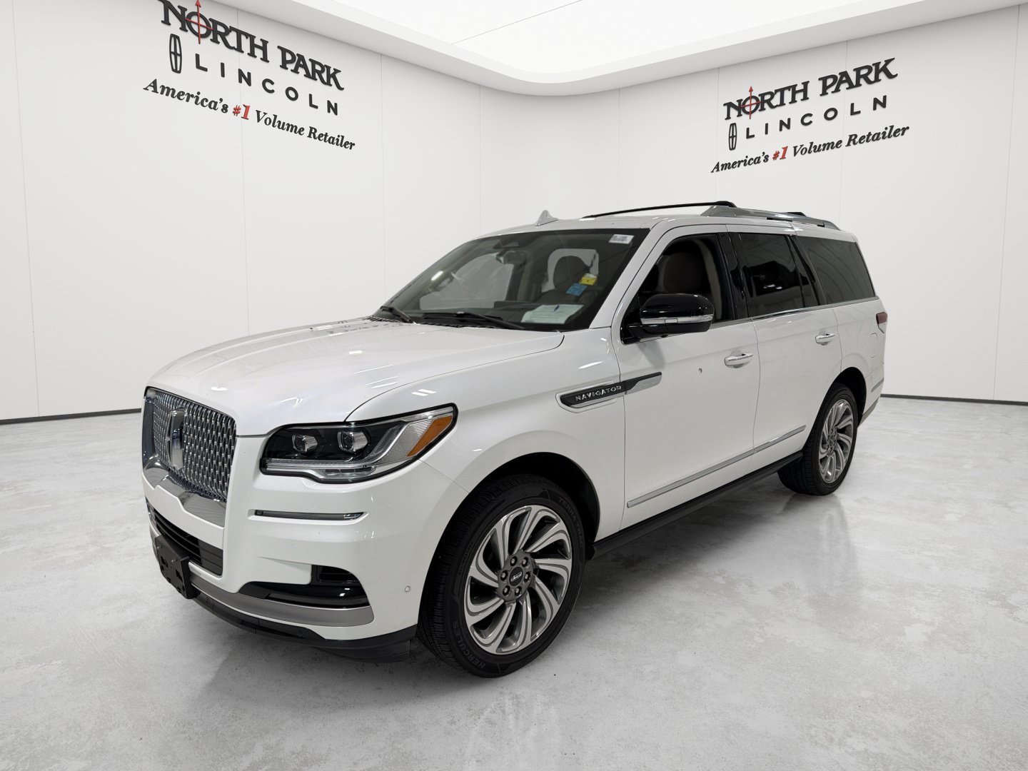 Used 2023 Lincoln Navigator Reserve AWD/4WD image 1
