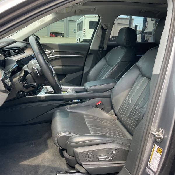 Used 2019 Audi e-tron Prestige w/ Prestige Package AWD/4WD image 3