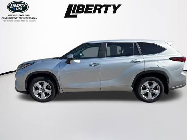 Used 2023 Toyota Highlander LE FWD image 4