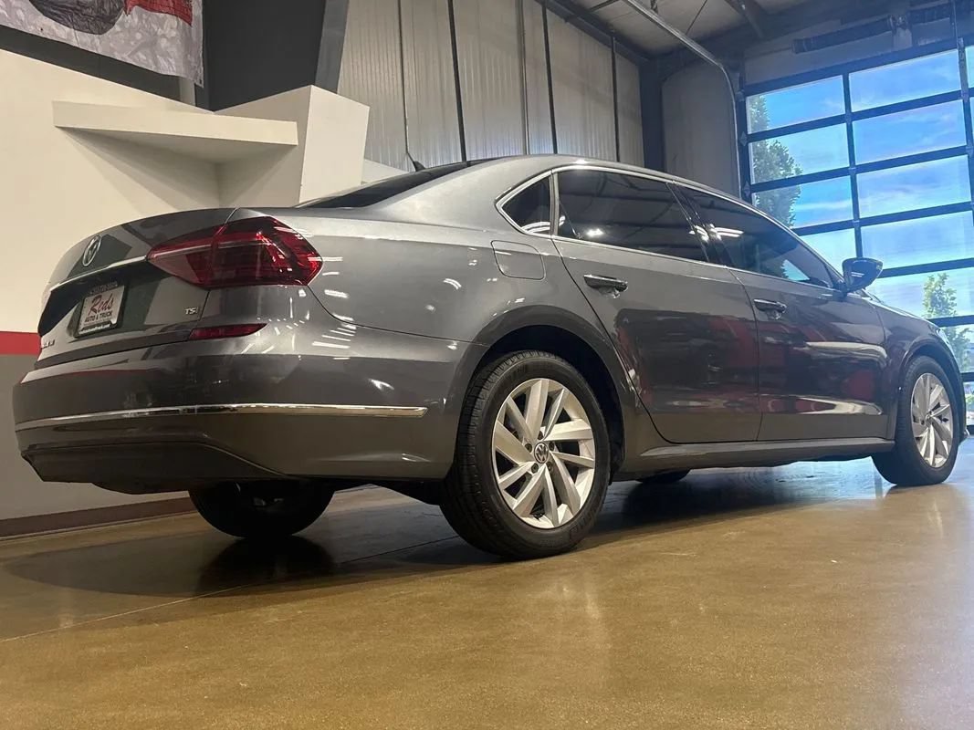 Used 2018 Volkswagen Passat 2.0T SE FWD image 47
