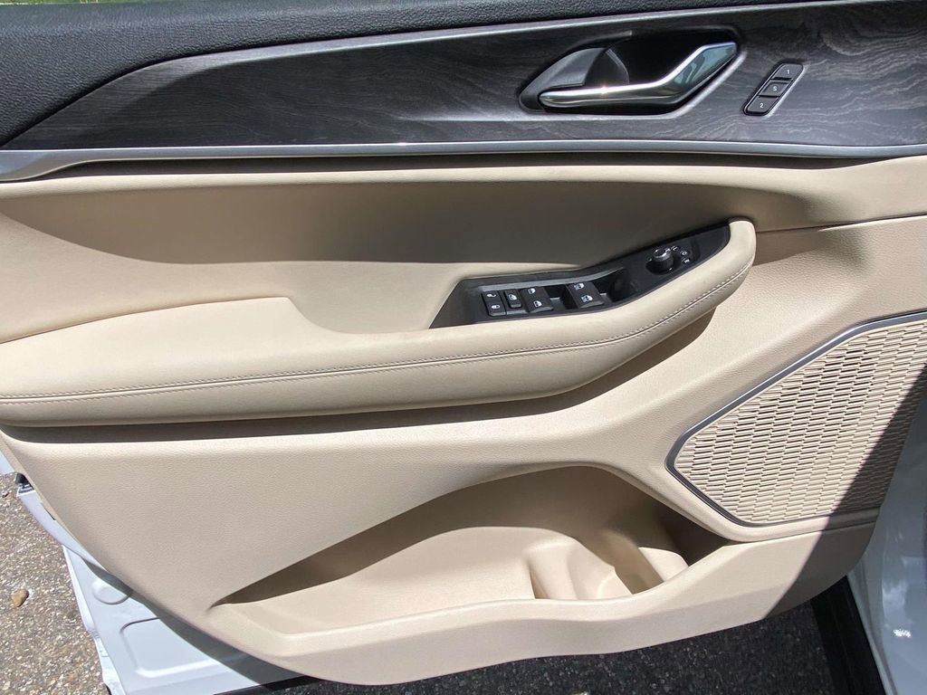 New 2026 Jeep Grand Cherokee Limited w/ Luxury Tech Group II RWD image 14