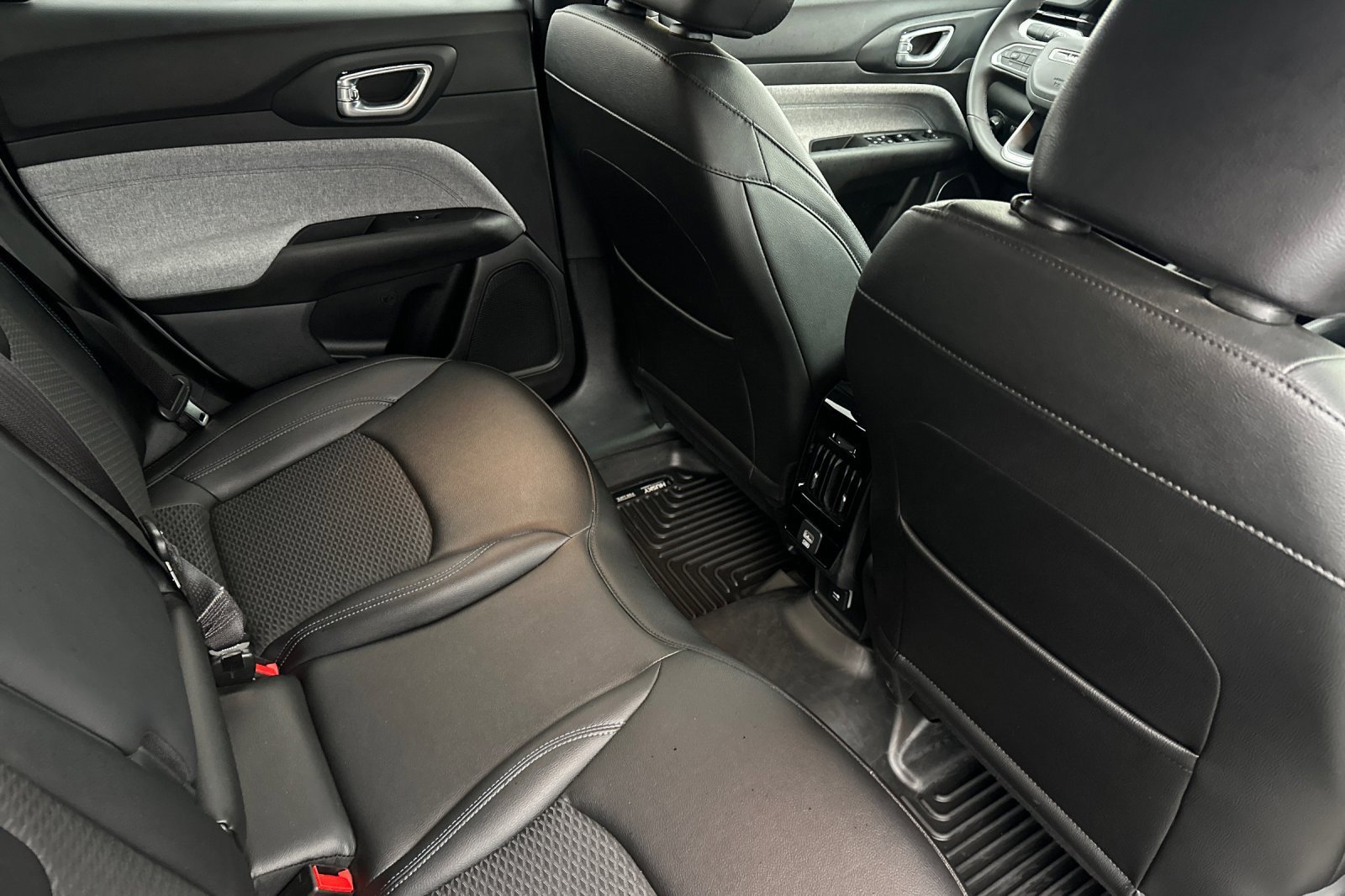 Used 2024 Jeep Compass Latitude image 17