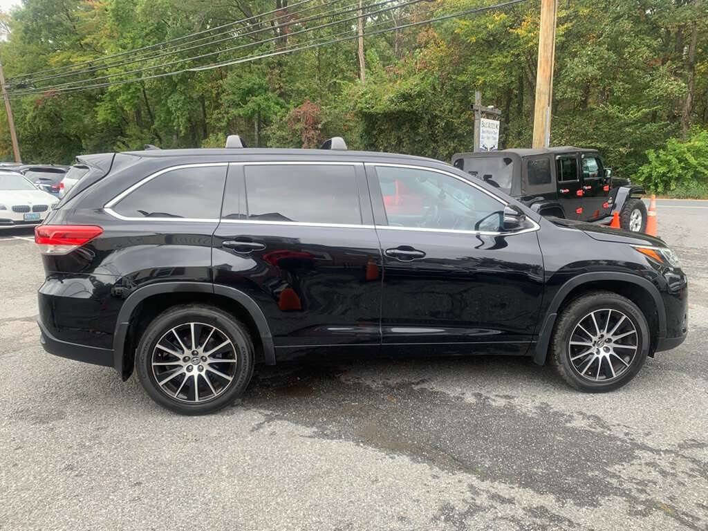 Used 2018 Toyota Highlander SE image 14