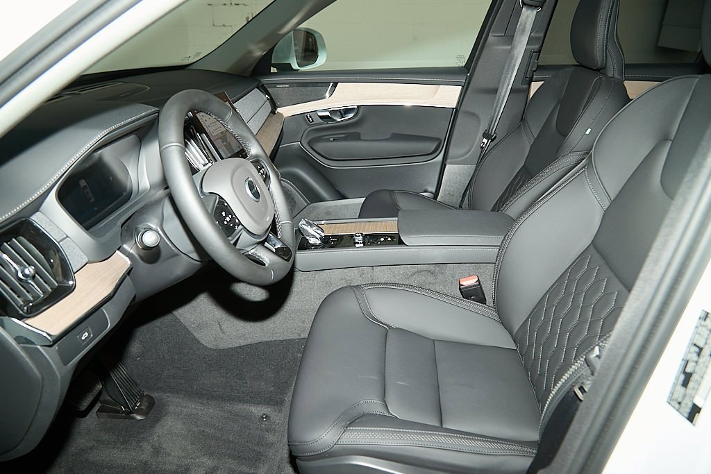 New 2025 Volvo XC90 B6 Plus w/ Protection Package Premier image 16