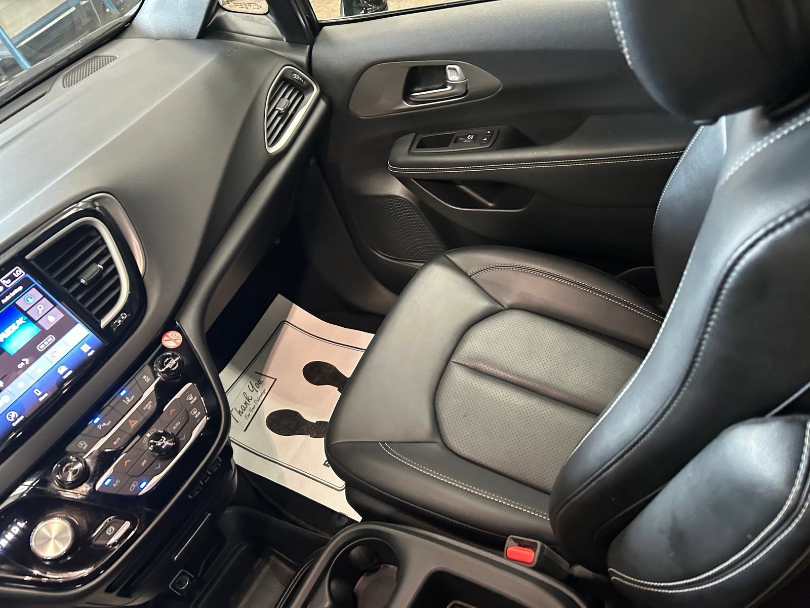 Certified 2025 Chrysler Pacifica Select FWD image 28