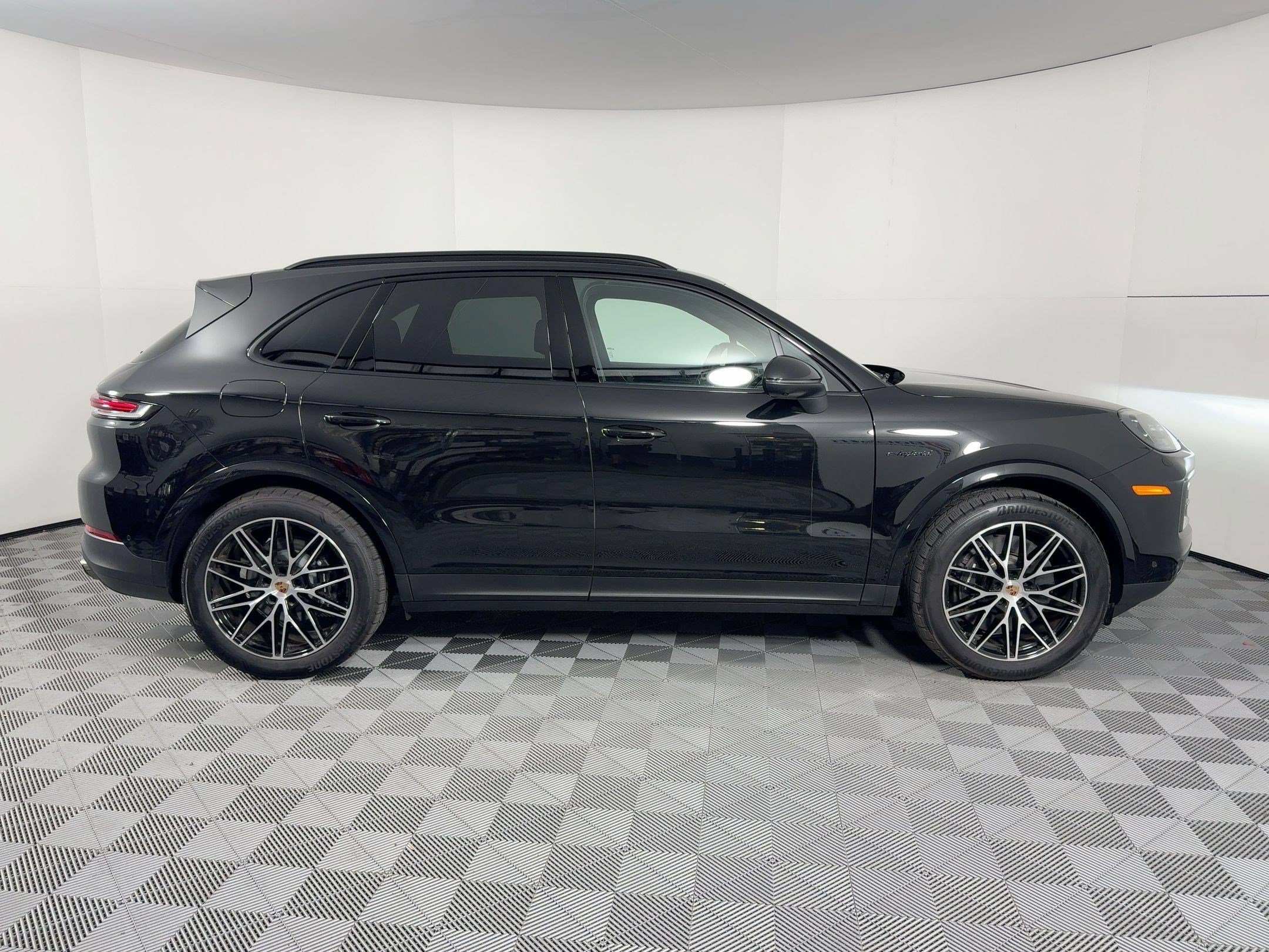 Certified 2025 Porsche Cayenne E-Hybrid AWD/4WD image 8