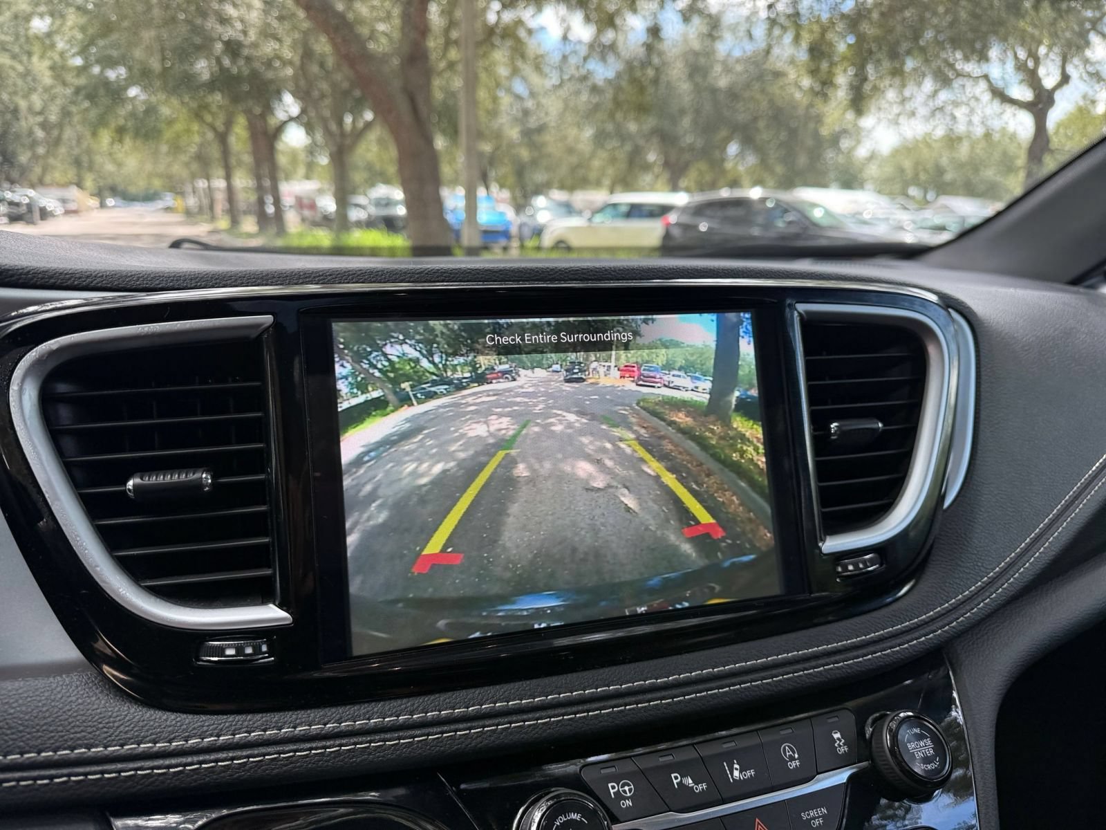 Used 2025 Chrysler Pacifica Limited FWD image 25