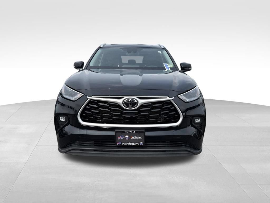 Used 2023 Toyota Highlander XLE AWD/4WD image 2