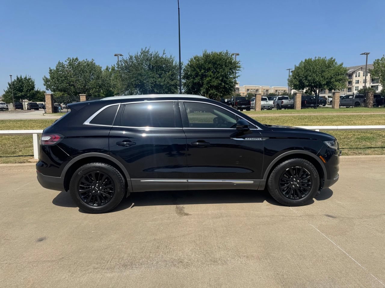 Used 2022 Lincoln Nautilus FWD w/ Premium Package image 3