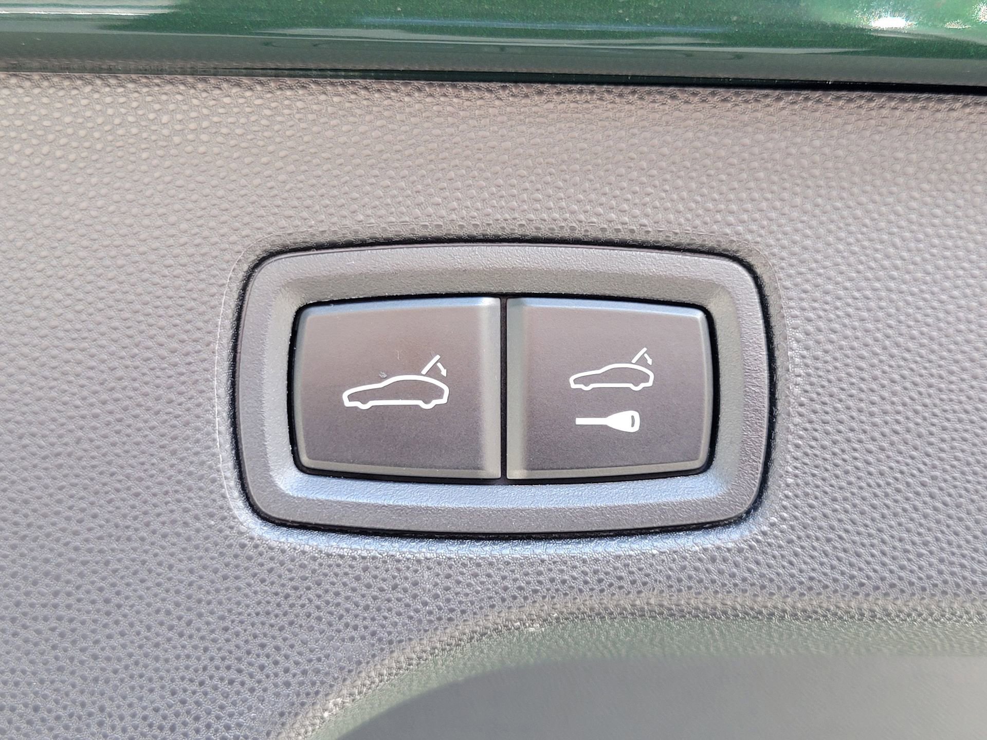 Used 2025 Porsche Macan 4S Electric image 32