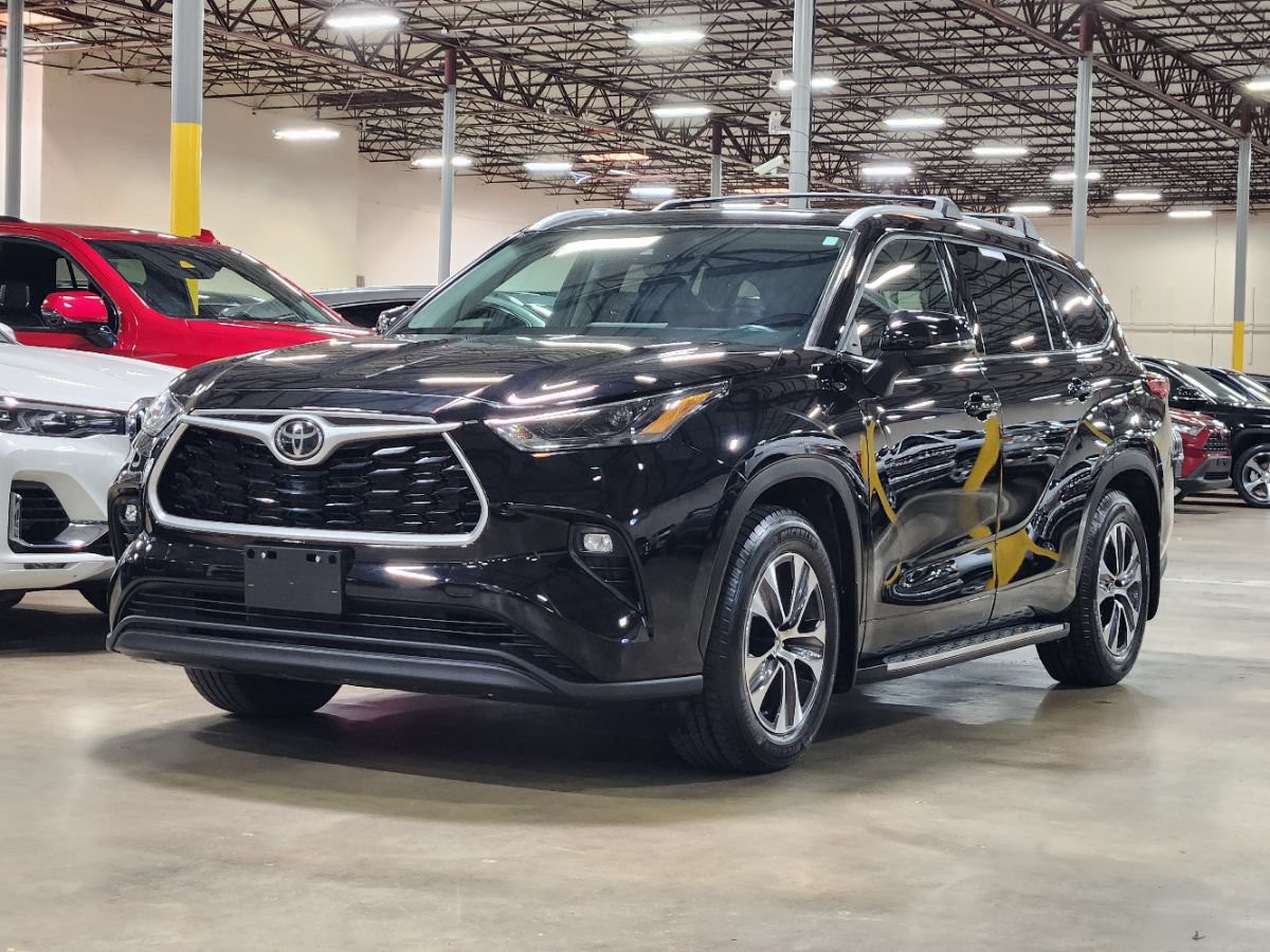 Used 2022 Toyota Highlander XLE FWD image 3