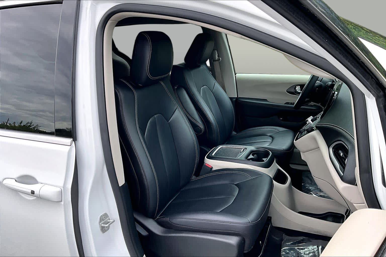 Used 2024 Chrysler Pacifica Limited FWD image 9