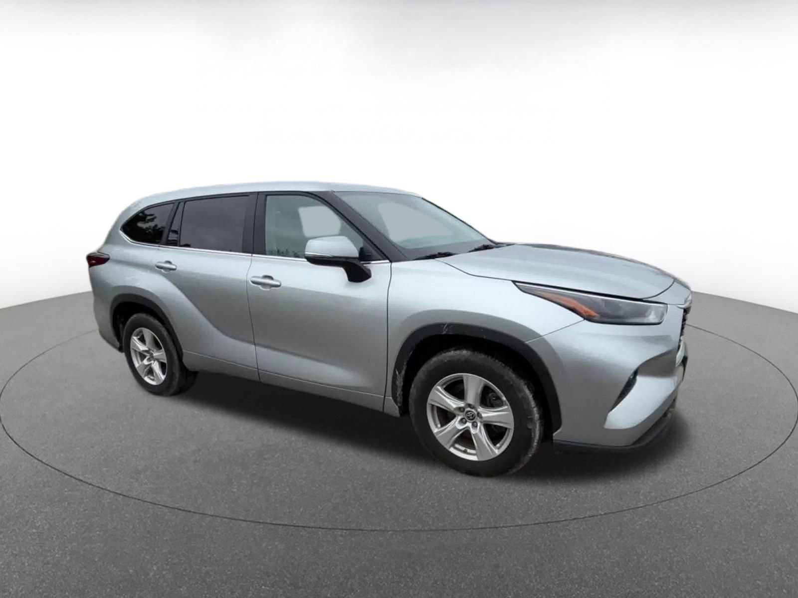 Used 2025 Toyota Highlander LE FWD image 2