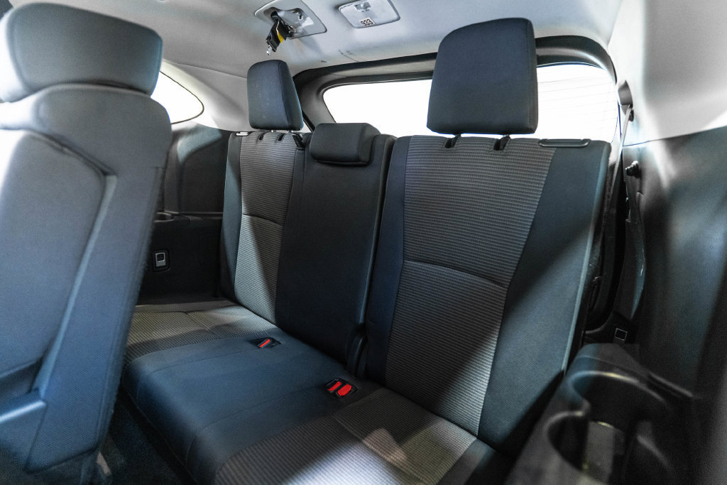 Used 2025 Toyota Highlander LE AWD/4WD image 32