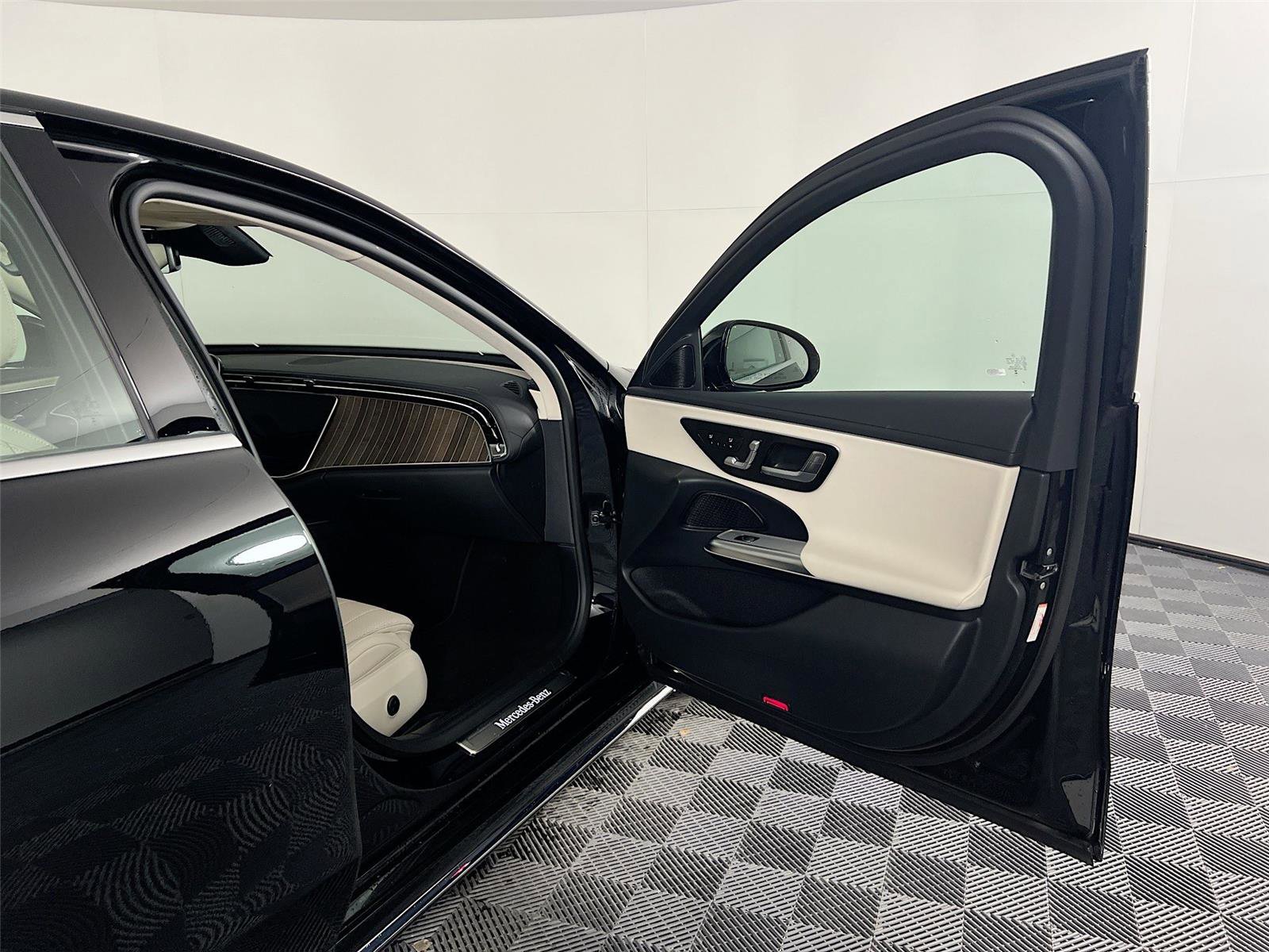 Used 2025 Mercedes-Benz E 350 4MATIC Sedan image 26