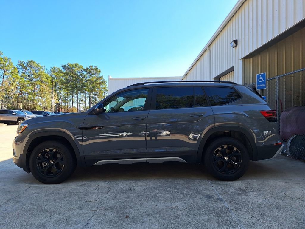 Used 2025 Volkswagen Atlas Peak Edition SE image 2