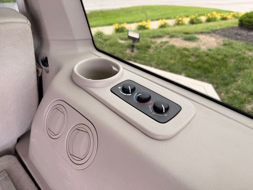 Used 2008 Jeep Commander Overland AWD/4WD image 32