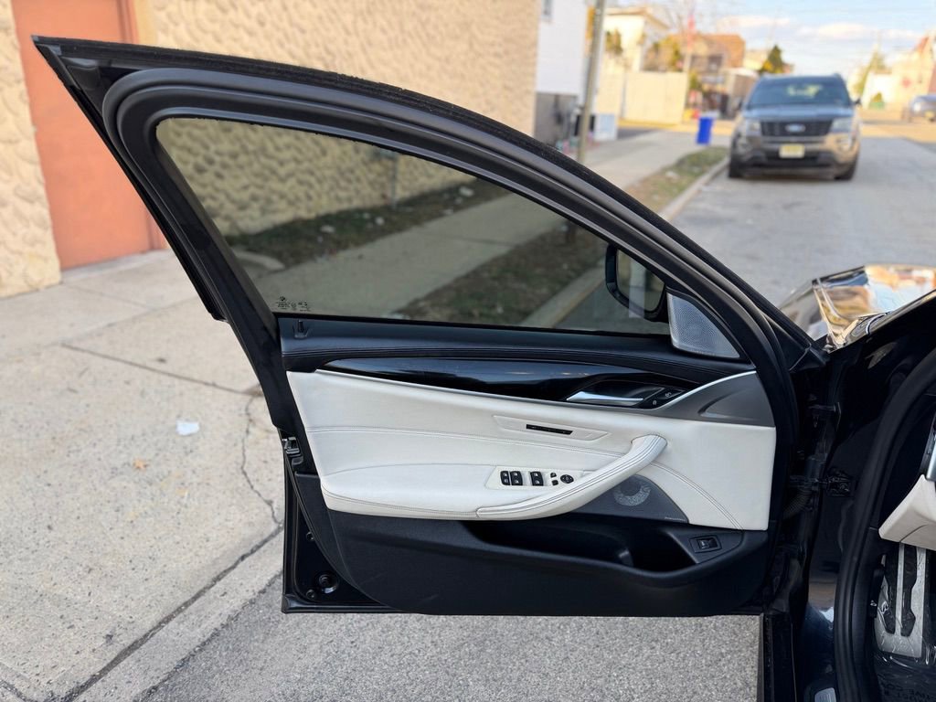 Used 2021 BMW M550i xDrive w/ Dynamic Handling Package image 12