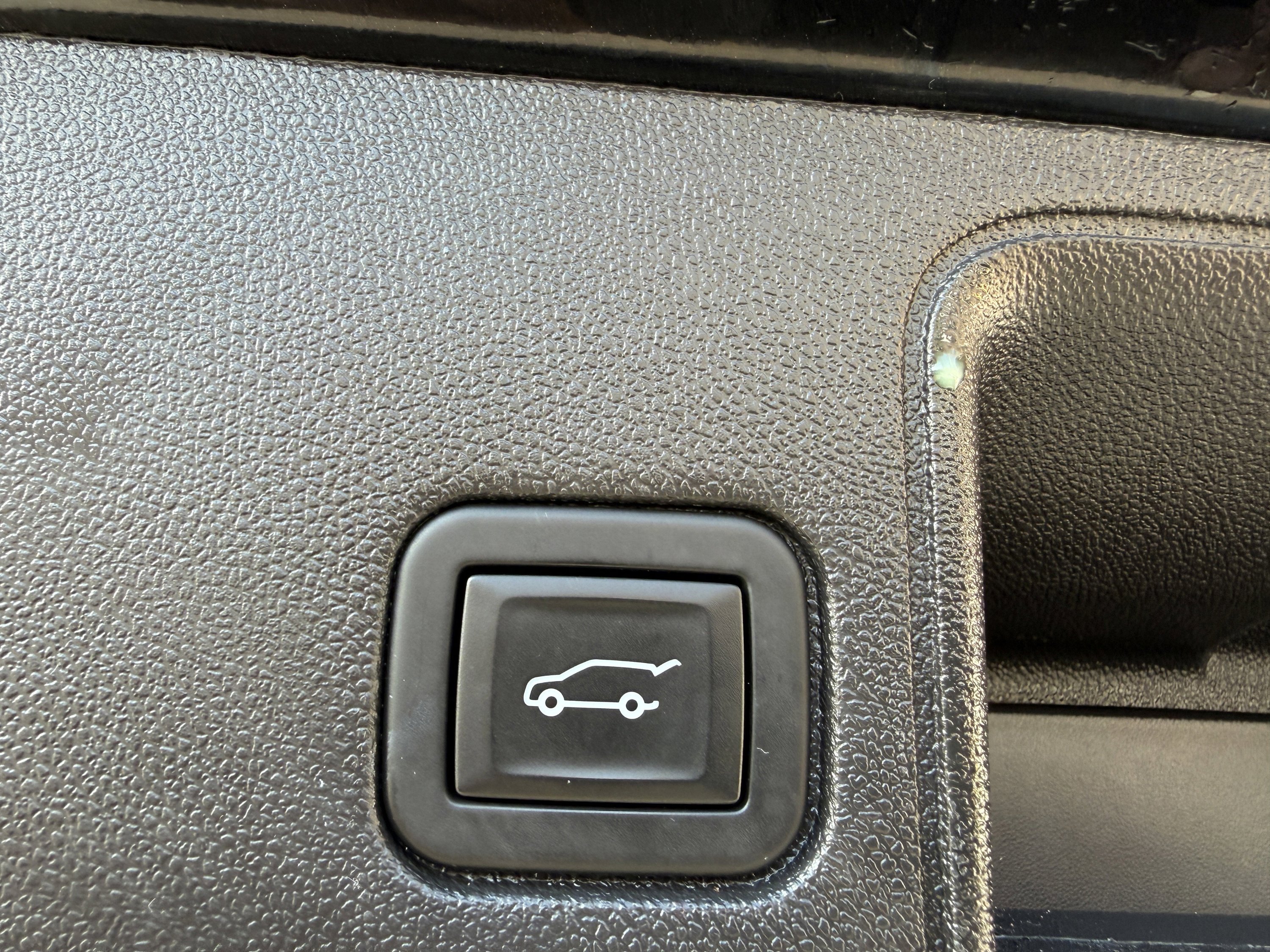 Used 2024 GMC Terrain SLT w/ Infotainment Package II image 16