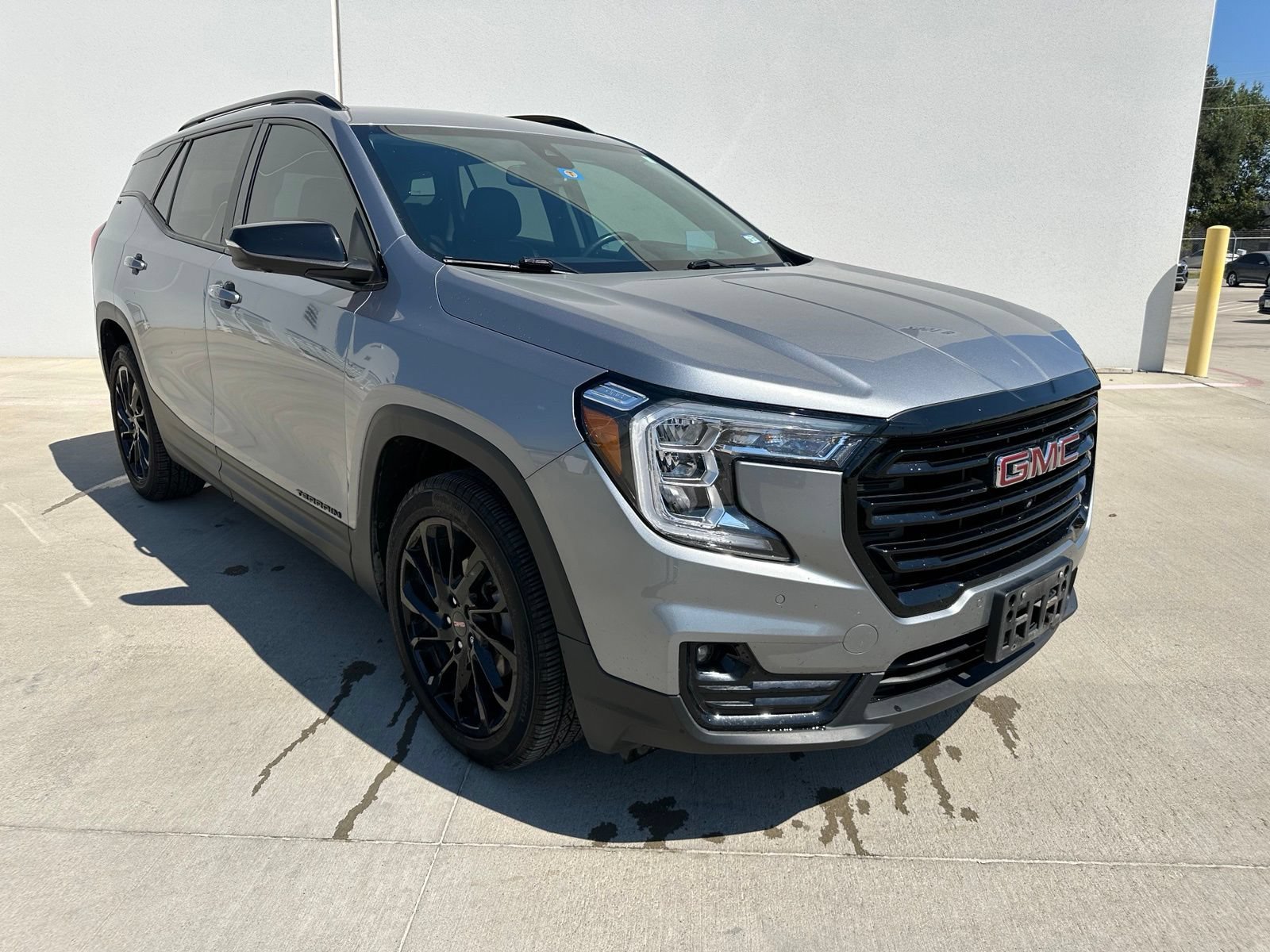 Used 2024 GMC Terrain SLT w/ Tech Package FWD image 1