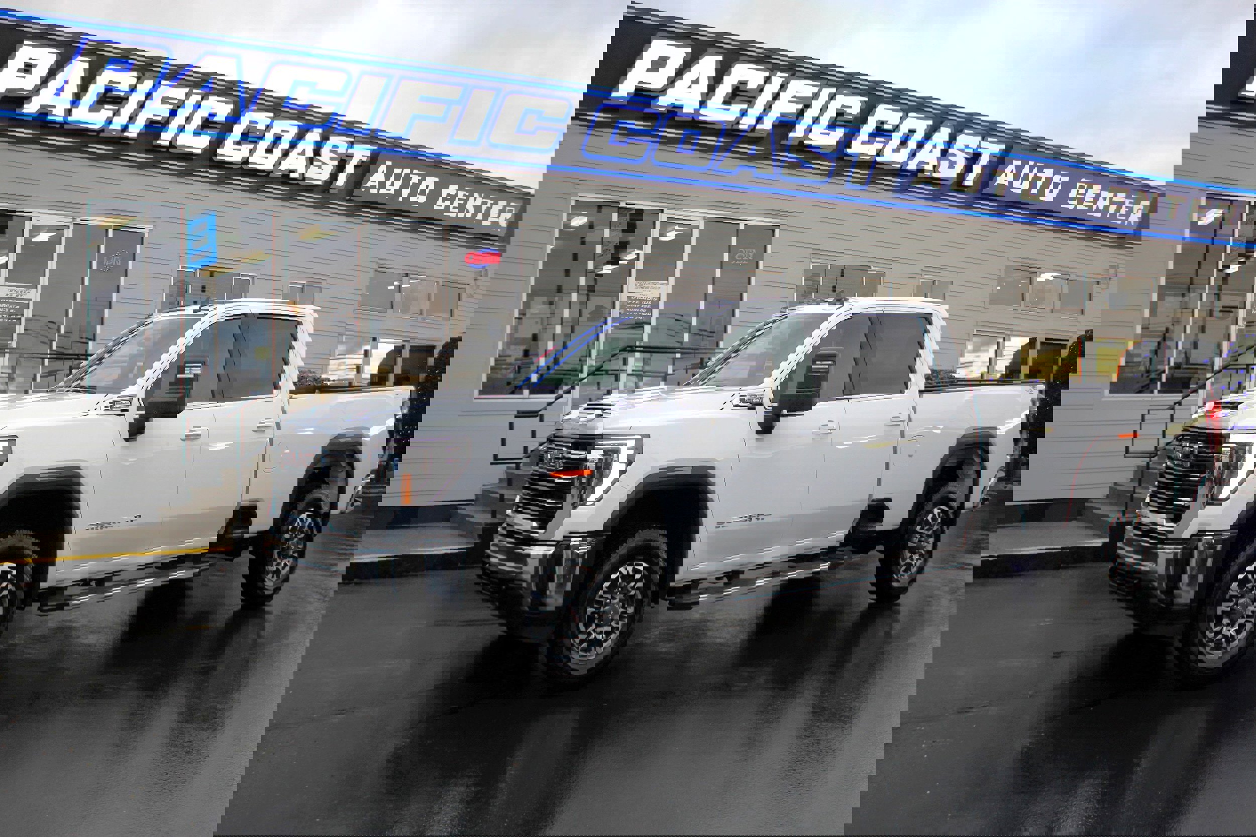 Used 2025 GMC Sierra 3500 SLE w/ SLE Value Package image 1