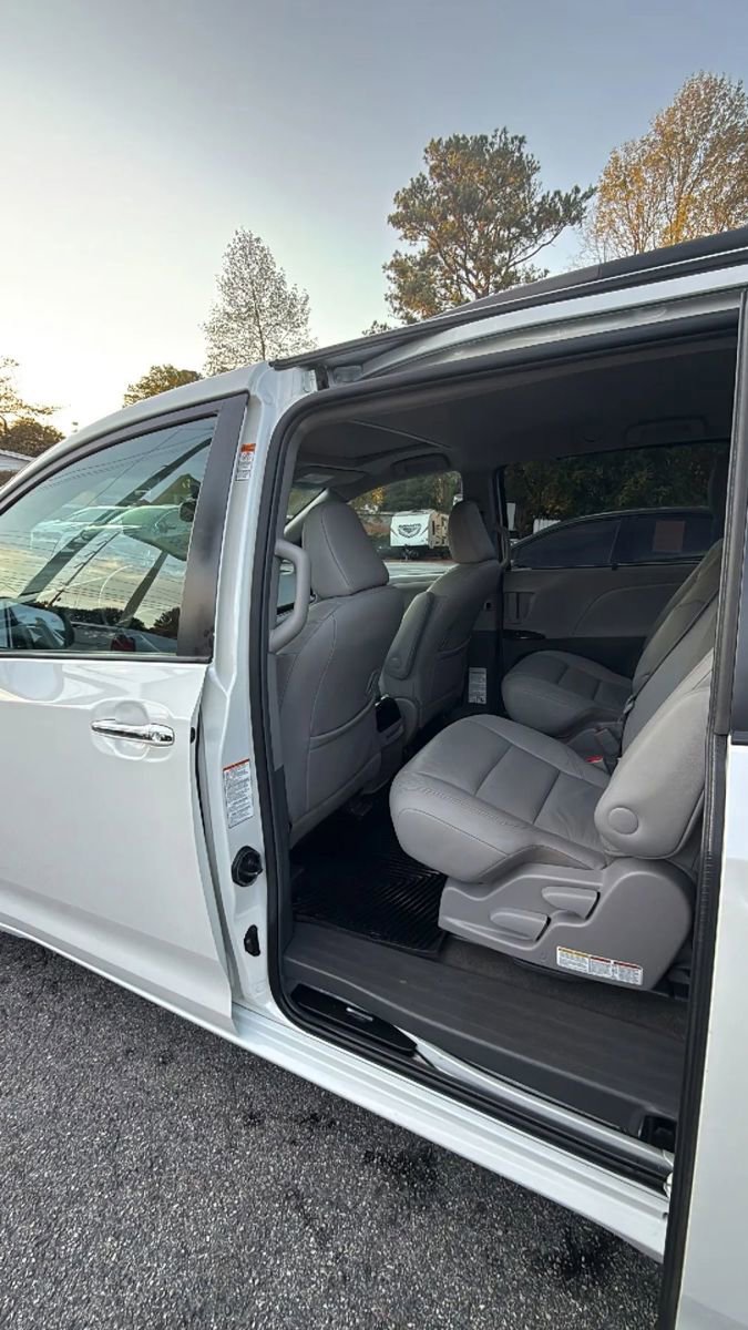 Used 2016 Toyota Sienna XLE image 10