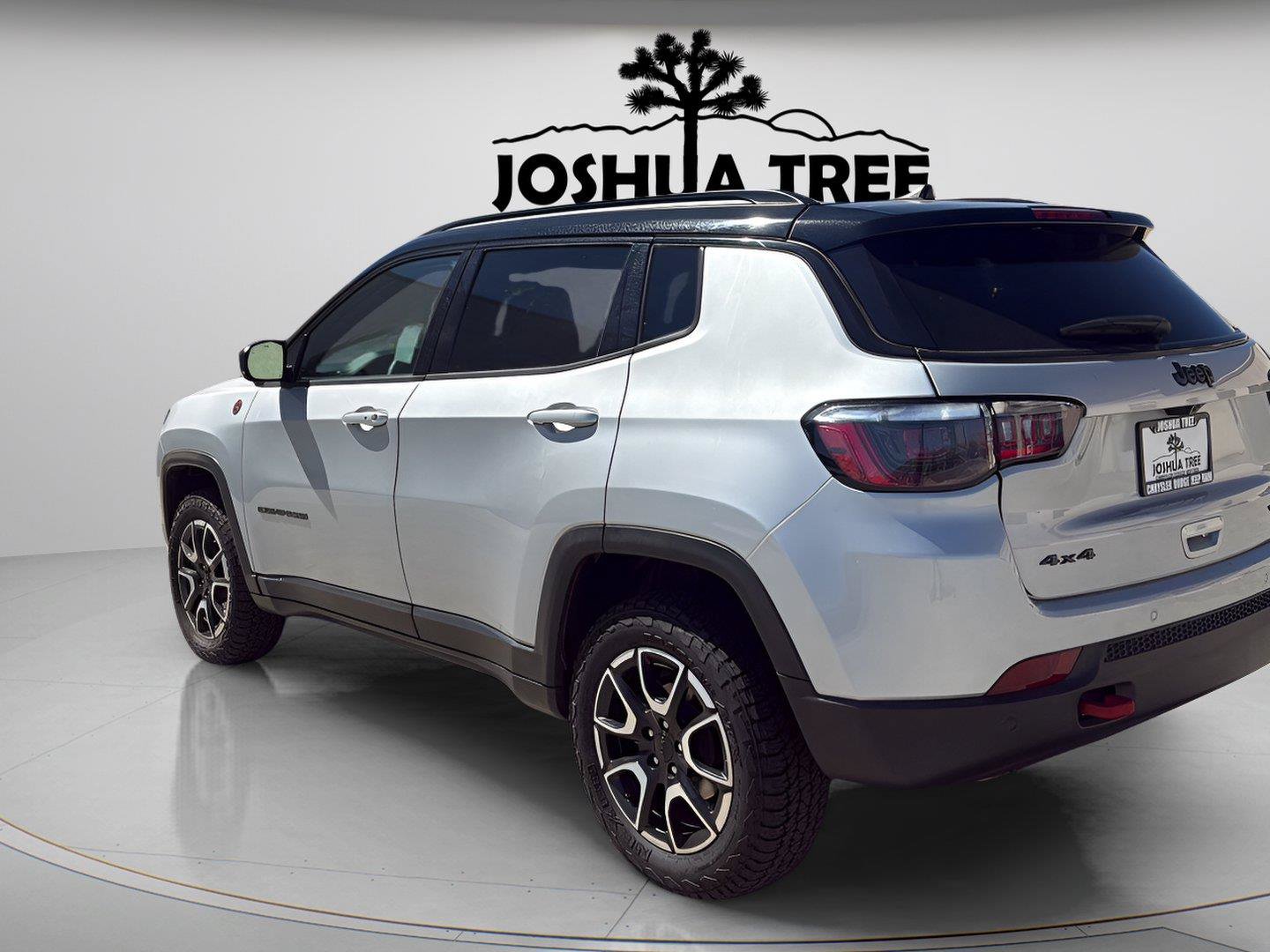 Used 2024 Jeep Compass Trailhawk AWD/4WD image 11