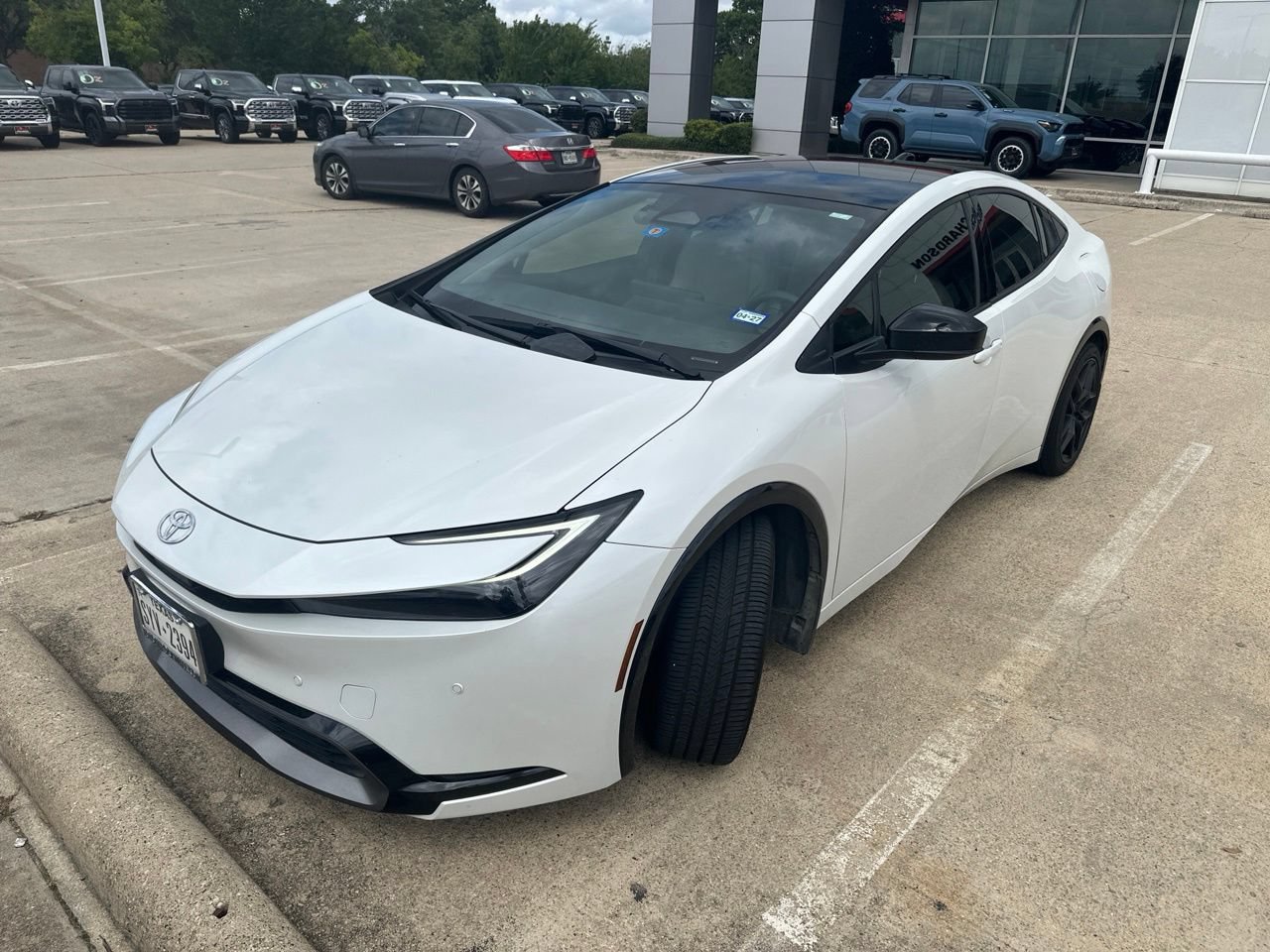Used 2023 Toyota Prius XLE FWD image 1