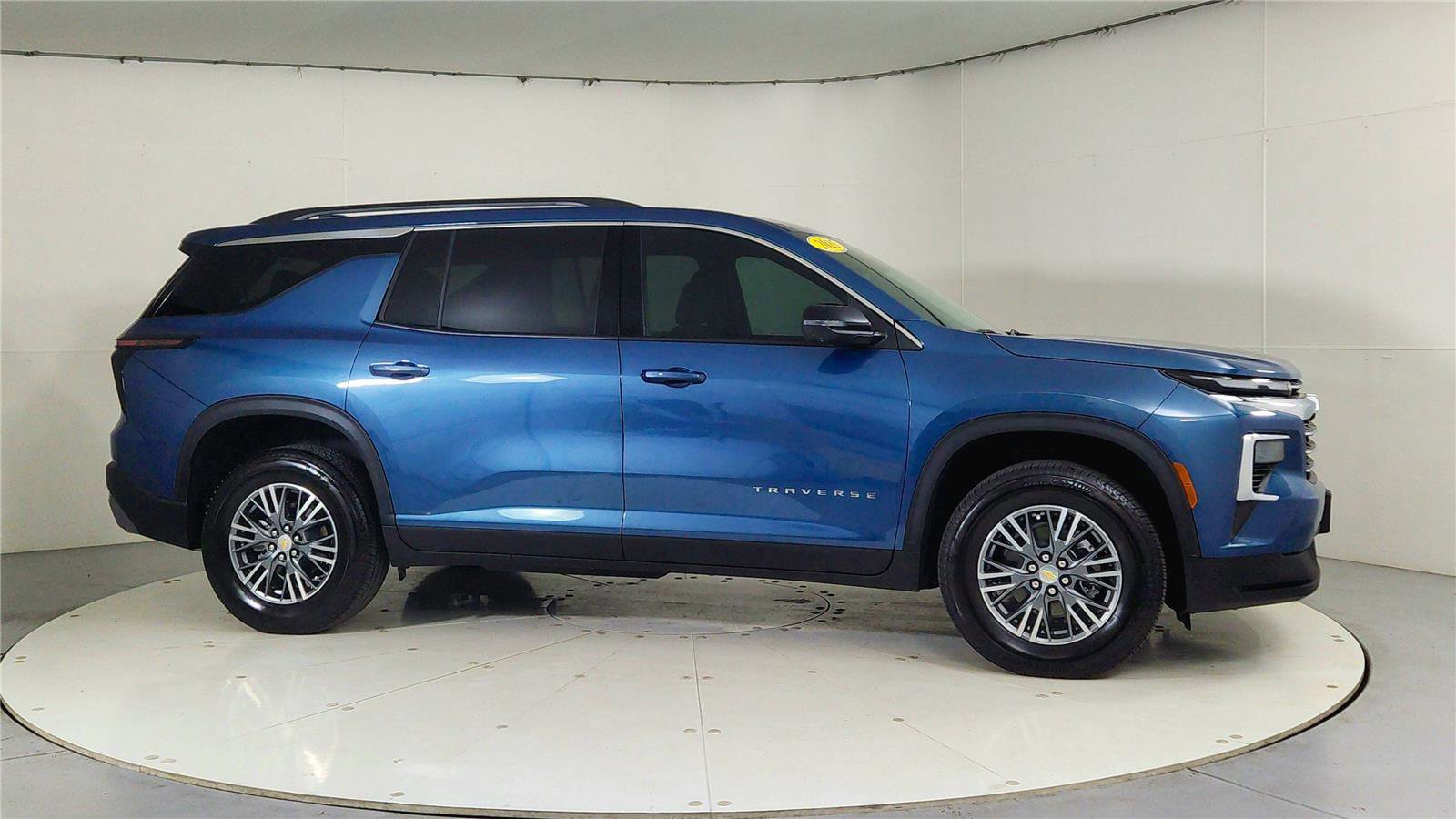 Used 2025 Chevrolet Traverse LT w/ Driver Confidence Package image 8