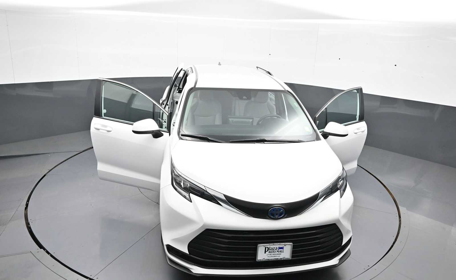Certified 2025 Toyota Sienna LE FWD image 46